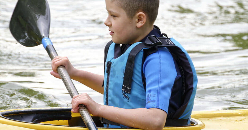 dziecko na kajakach